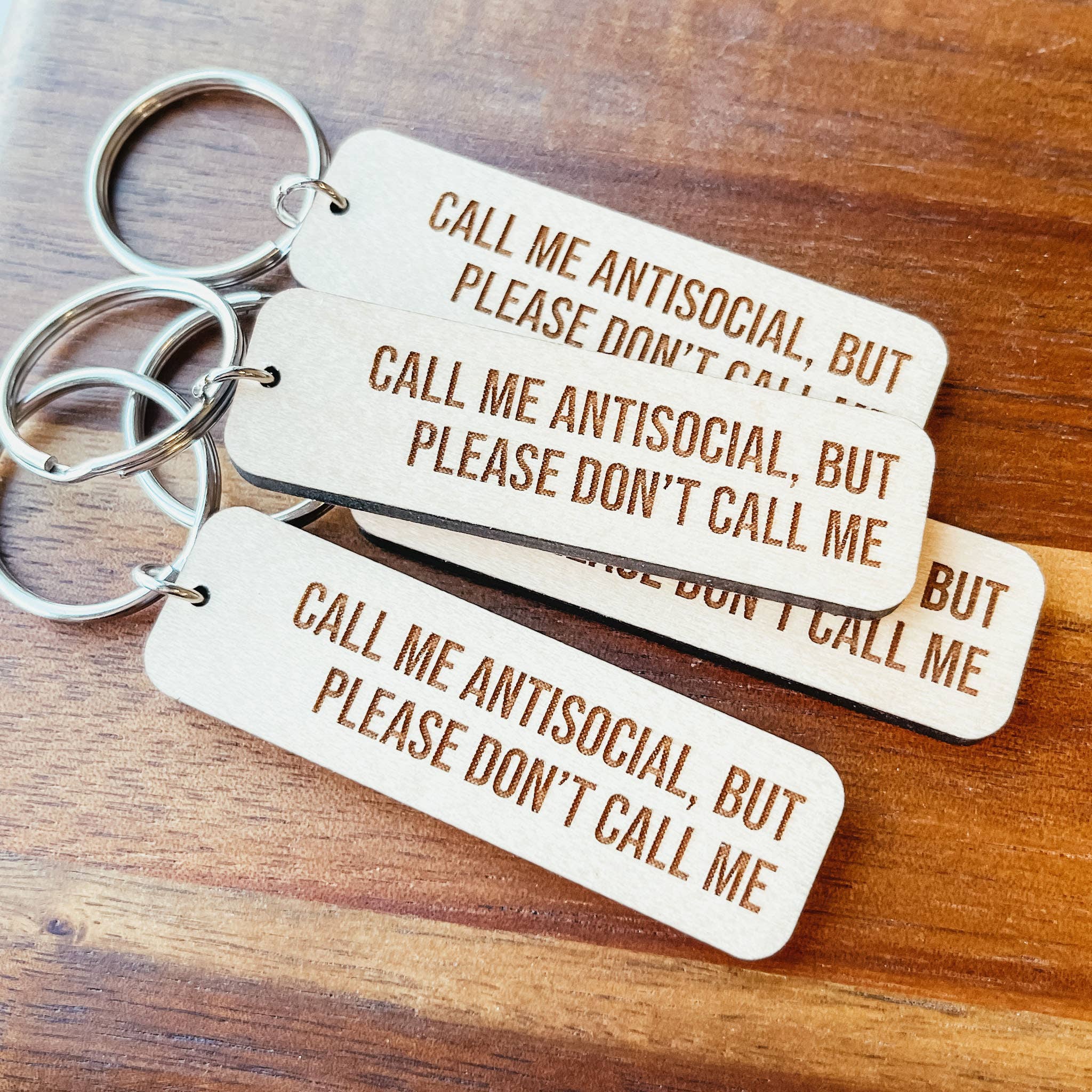 Knotty Design Co. - Vente Porte-clés – unisexe - Porte-clés antisocial en bois1