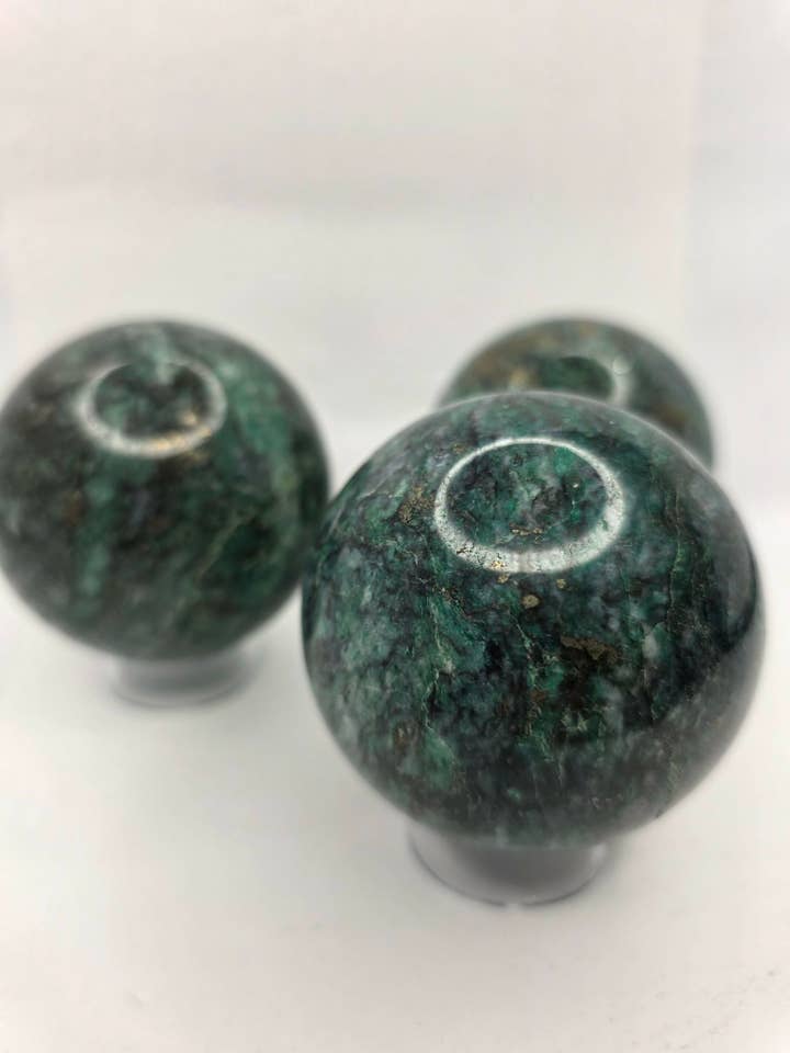 Mica verte avec sphères de pyrite 2,75" pour la vente par The Mystical Moons