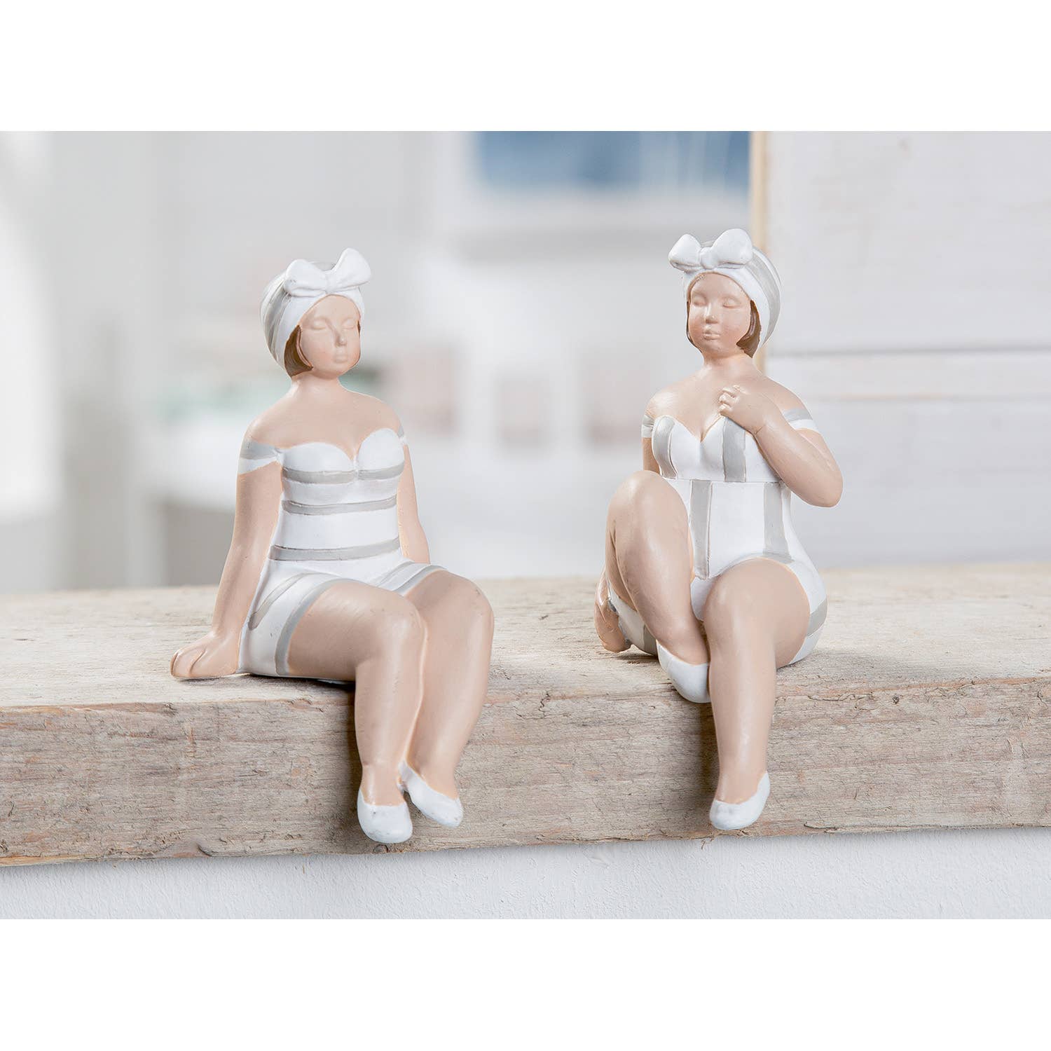 Gilde Handwerk Macrander GmbH & Co. KG - Wholesale Decorative Figurine - Figure “Becky” white/grey, 2-assorted, H.9,5cm1