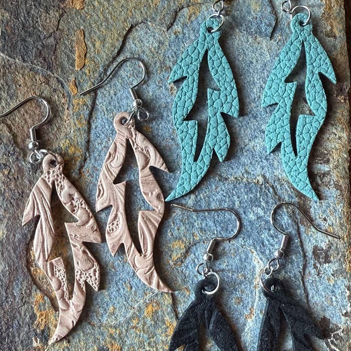 Orecchini in pelle a forma di piuma per la vendita all'ingrosso da parte di Wild Mountain Silver