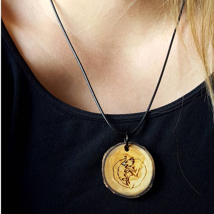 Lyoncraft – Colar pingente/pendente por atacado – Colar de pingente de madeira de lobo pulando, fatia de árvore natural2