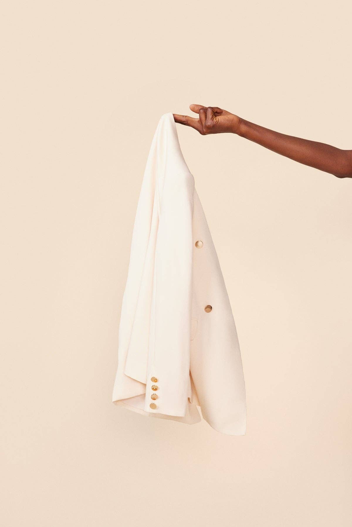 Bruna – Engroshandel Habitjakke – til kvinder – Martha blazerjakke til kvinder med dobbeltradet lukning og guldfarvede knapper1