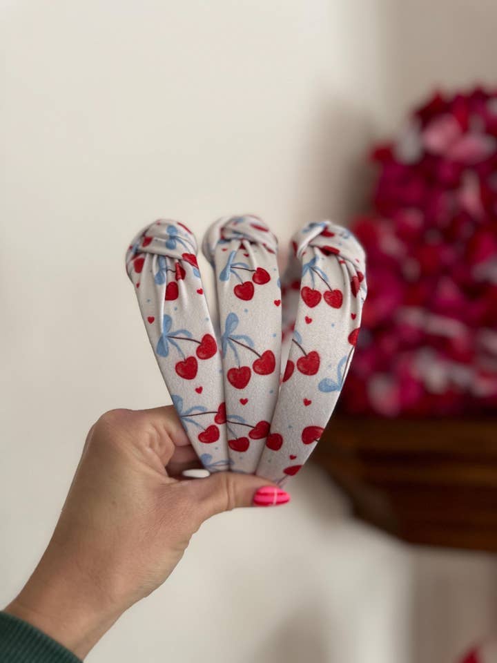 Diadema con nudo superior de cerezas rosas para el Día de San Valentín para venta al por mayor de Brynnbands