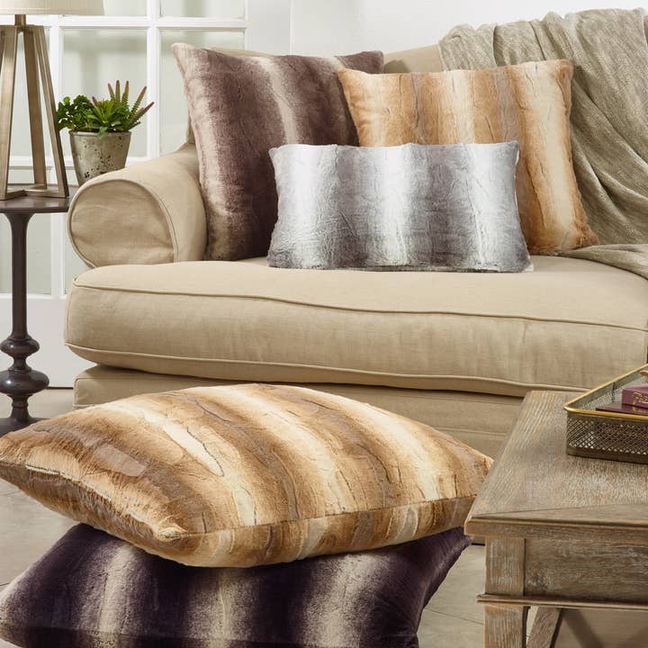 Cuscino decorativo in pelliccia sintetica con stampa animalier e ulteriori Risultati per creme all all'ingrosso. Resi gratuiti e termini di pagamento a 60 giorni su Faire in tendenza su Faire.