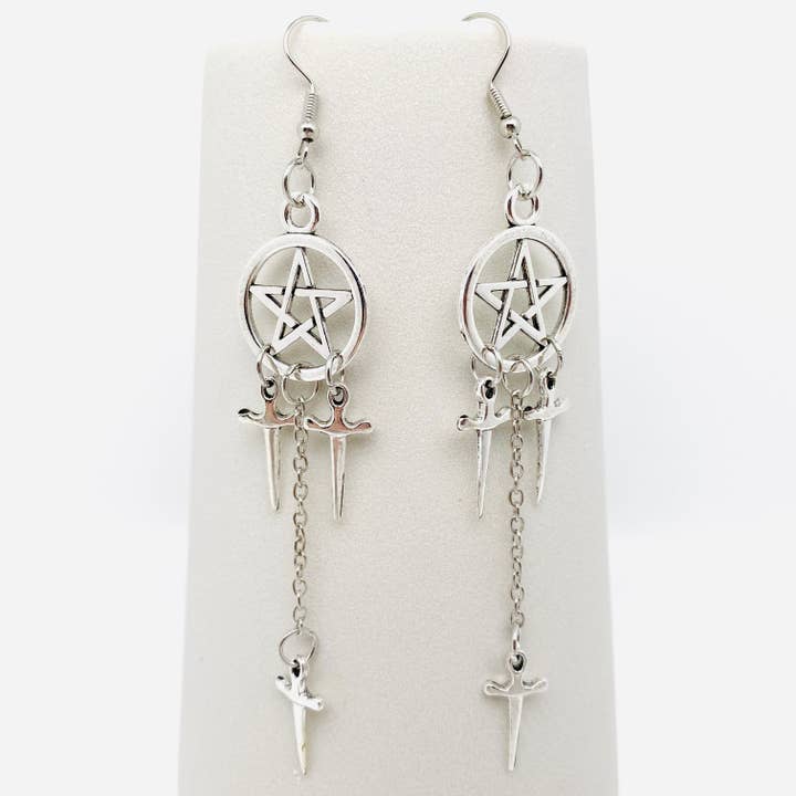 2 Pendientes góticos con forma de daga en forma de estrella de cinco puntas - GT de venta al por mayor en Faire