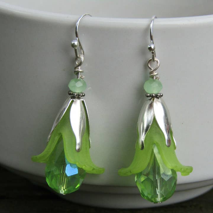 Bad Apple Designs - Vendita all'ingrosso Orecchini pendenti - Orecchini pendenti in cristallo con fiori in lucite d'argento fatti a mano2