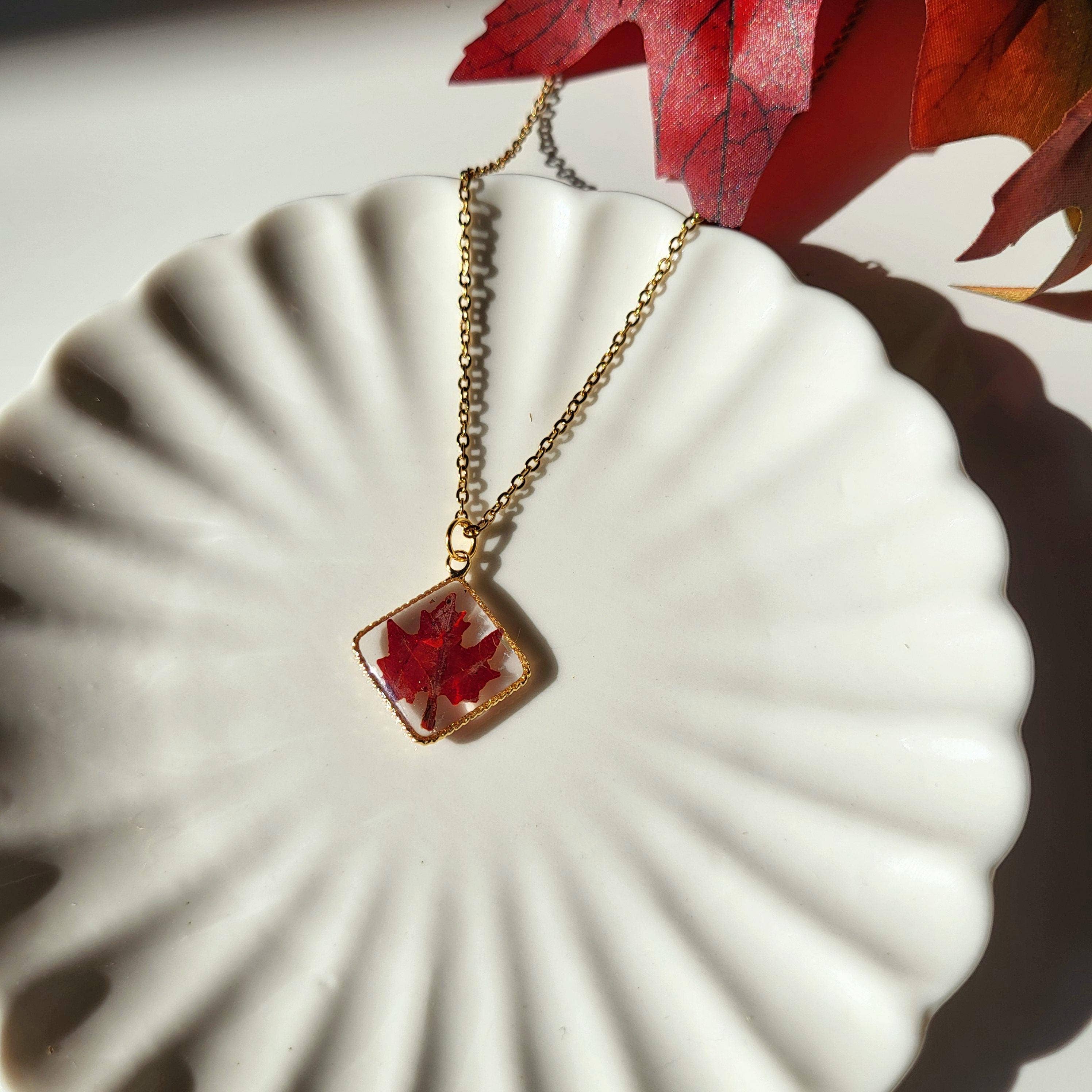 Rhodonco - Venta al por mayor Collares con colgantes/abalorios - Colgante de Oro con Hoja de Arce Roja y Textura de Diamante4