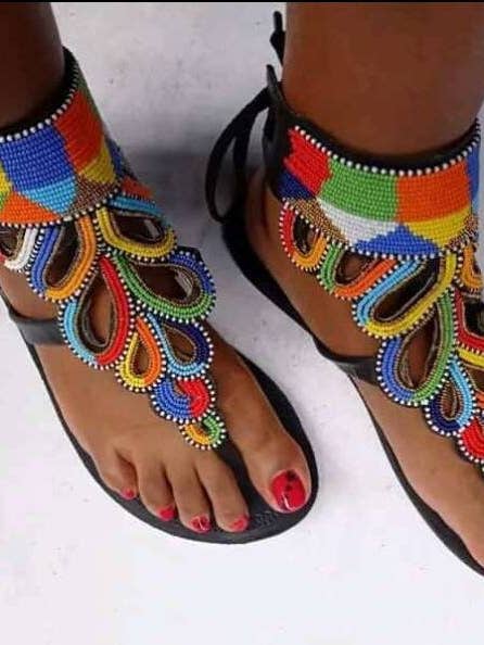Mehrfarbige Maasai-Ledersandalen mit Perlen und kostenlosem Versand für den Großhandel von Delight merchants