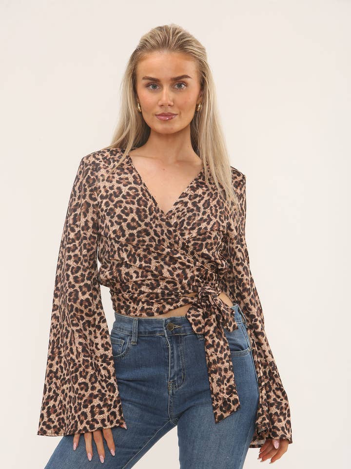 Leopardmønstret slå-om-top med vide ærmer for engroshandel hos Elainah Fashion