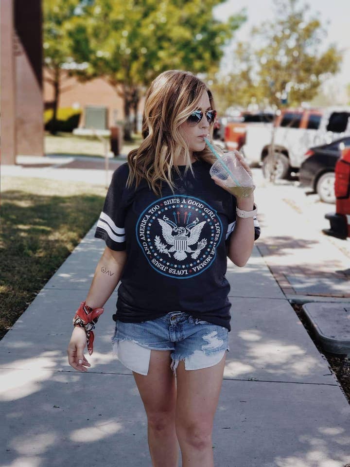 Ela é uma boa garota | Campainha sazonal | Ruby's Rubbish® por atacado de Ruby’s Rubbish