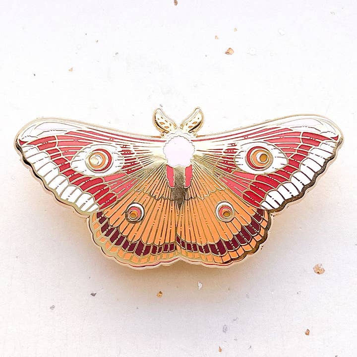 Pin esmaltado con diseño de polilla emperador de Liguria (Saturnia pavoniella) para venta al por mayor de Alum and Ink