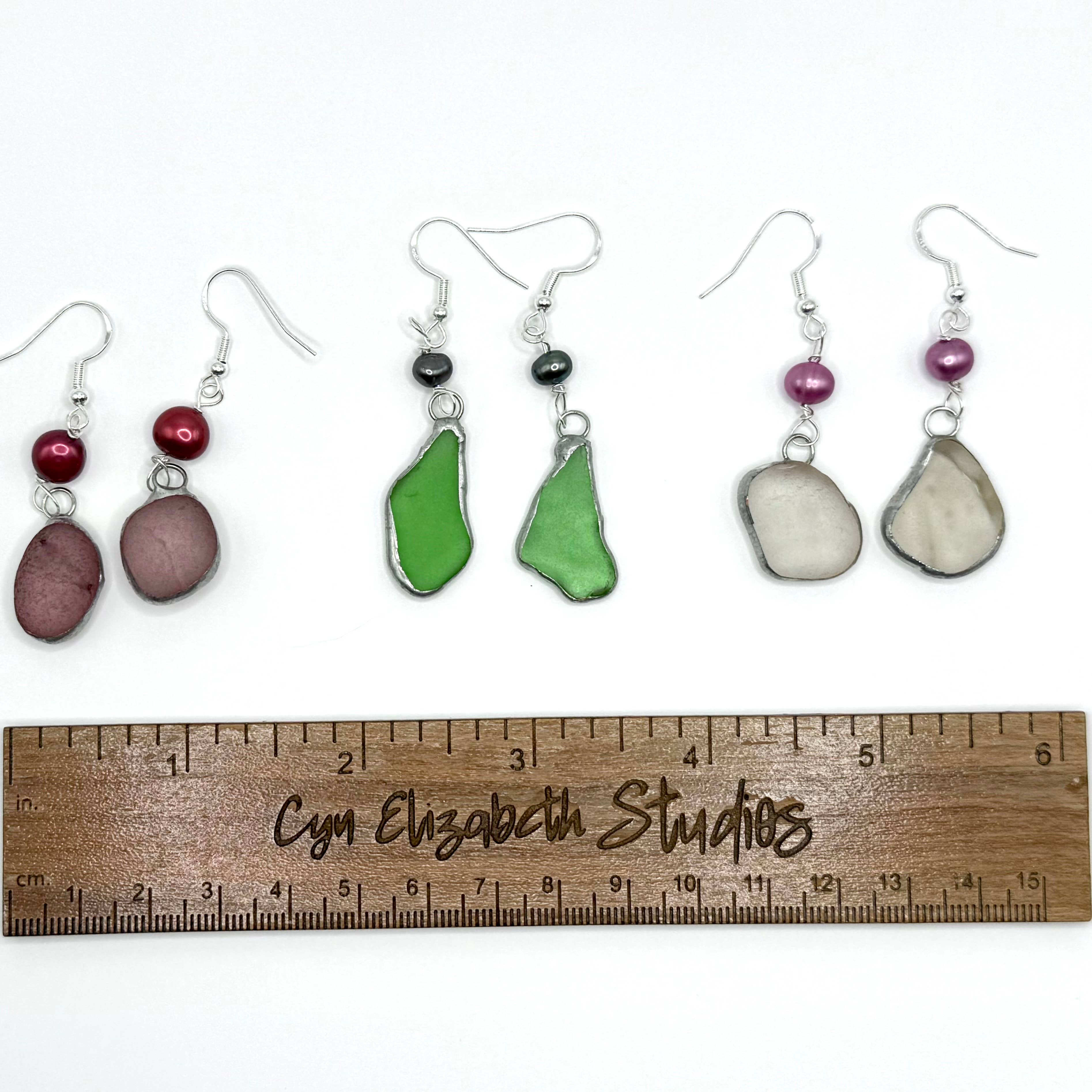 Cyn Elizabeth Studios – wholesale Hängande örhängen – Kodiak Classic Rustika Sjöglas och Pärlörhängen5