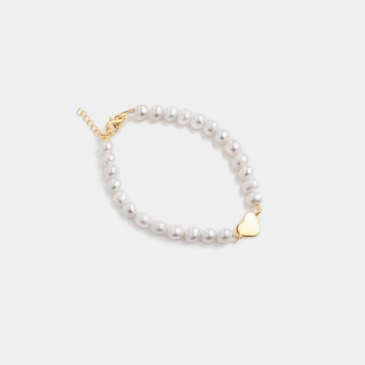 Bracelet Love Charm Pearl en or vermeil pour la vente par Nakula Jewelry