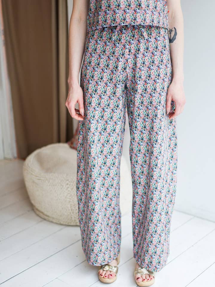 'Bloemenweide' Hooggetailleerde Jersey Comfortabele Broek | marineblauw voor wholesale door aesthete-kidswear