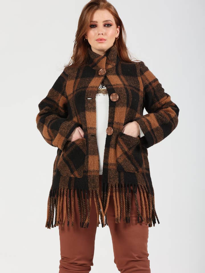 CASACO CURTO DE LÃ AOS QUADROS COM FRANJAS por atacado de Oltretempo