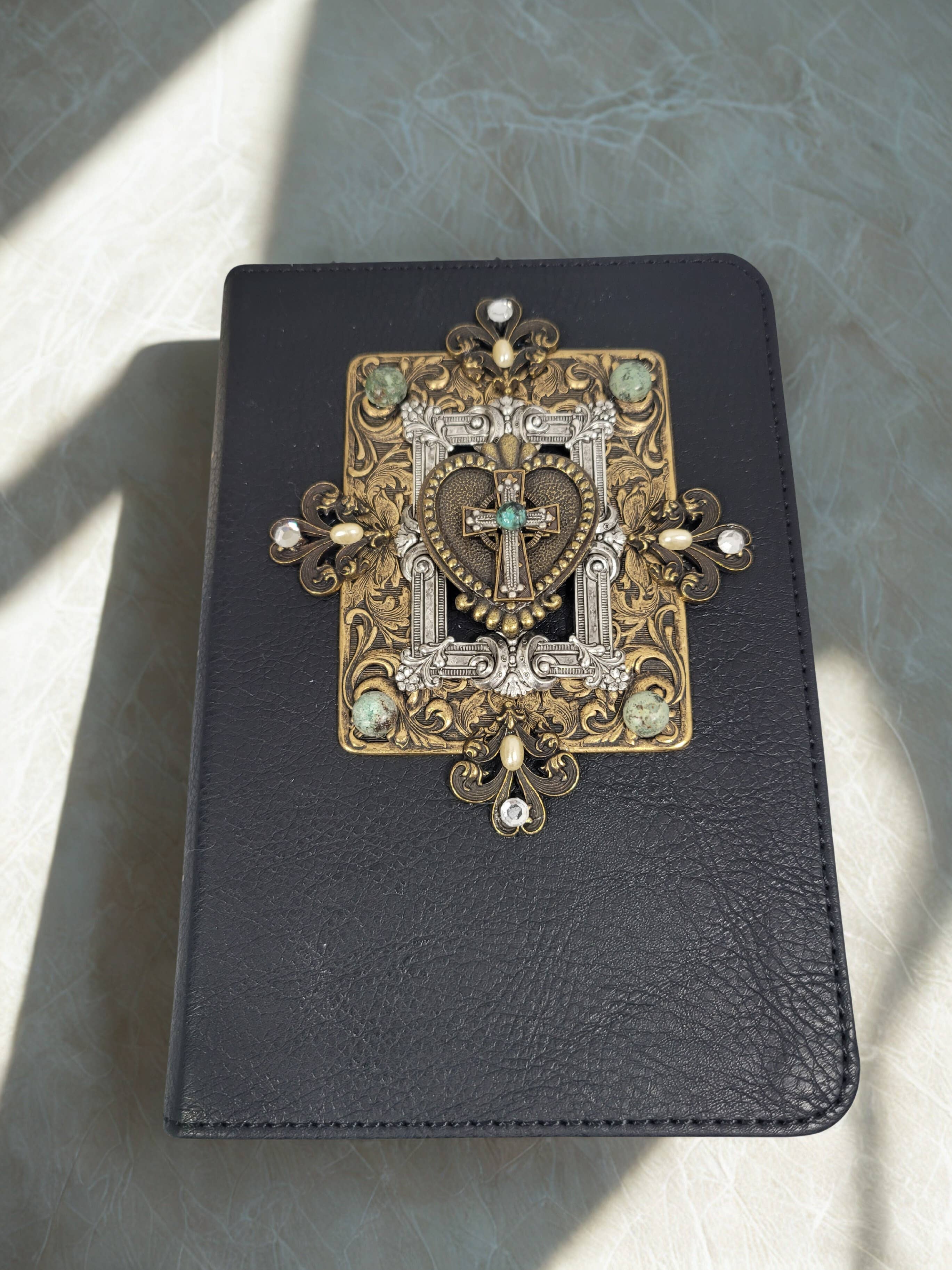 DeMartineau - Wholesale Religion Book - Jeweled KJV Compact Bible – Woman of Faith Edition1