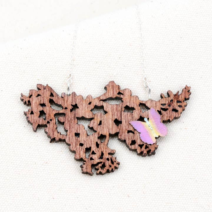 Collier papillon entièrement phosphorescent pour la vente par Radiance & Romance