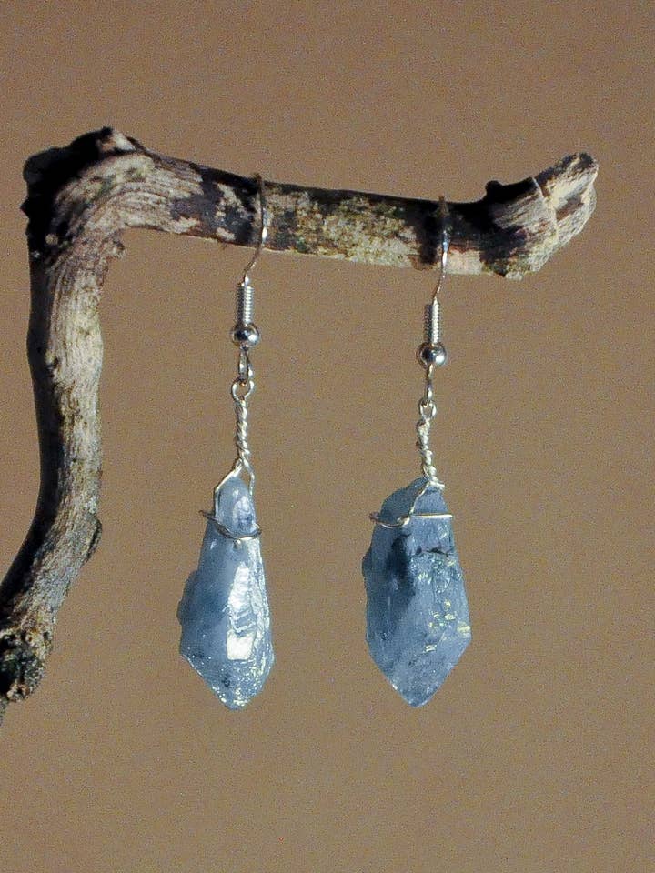 Boucles d'oreilles en pierre précieuse gouttes de quartz - Plaqué argent pour la vente par Asami Concept