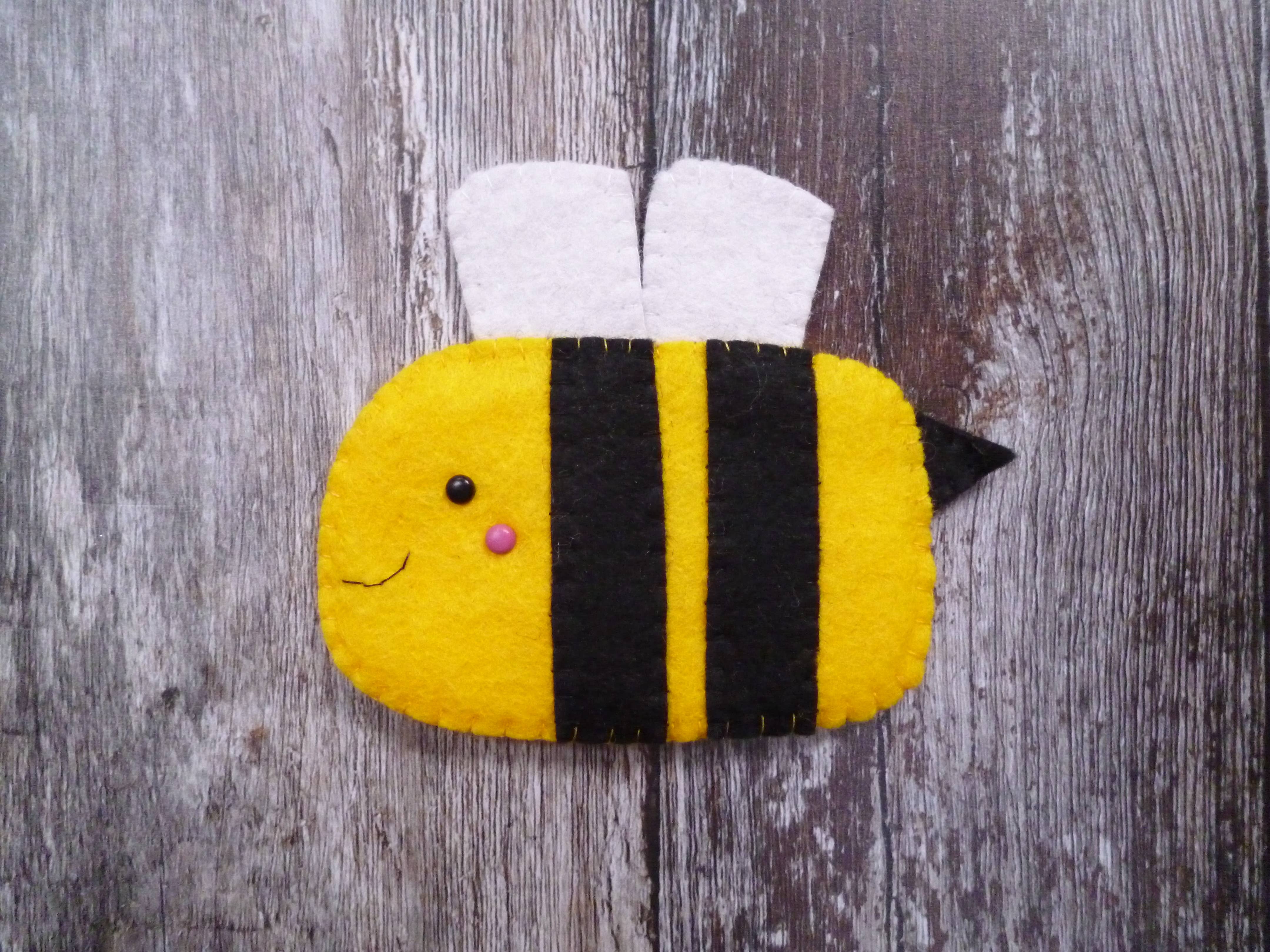 paper-and-string ltd - Wholesale DIY Craft Kit - Bee Felt Decoration Sewing Kit1