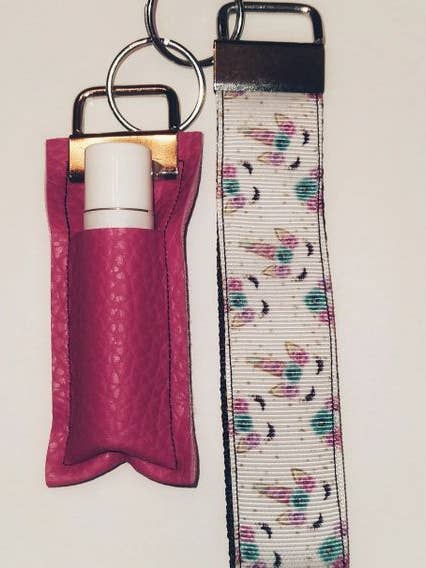 Ensemble porte-clés, dragonne et porte-baume à lèvres licornes pour la vente par KSS Made - Handmade Keychain Wristlets