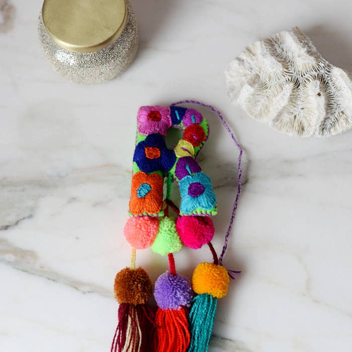 Lettres - Ornements brodés de lettres mexicaines fabriqués à la main au Chiapas, au Mexique pour la vente par The Little Pueblo