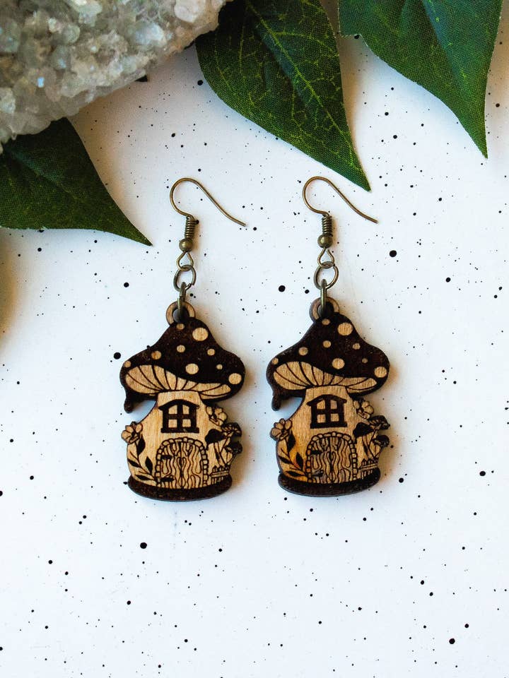 Boucles d'oreilles Boho en forme de champignons en bois Fairy House pour la vente par Ak Daisy Chain
