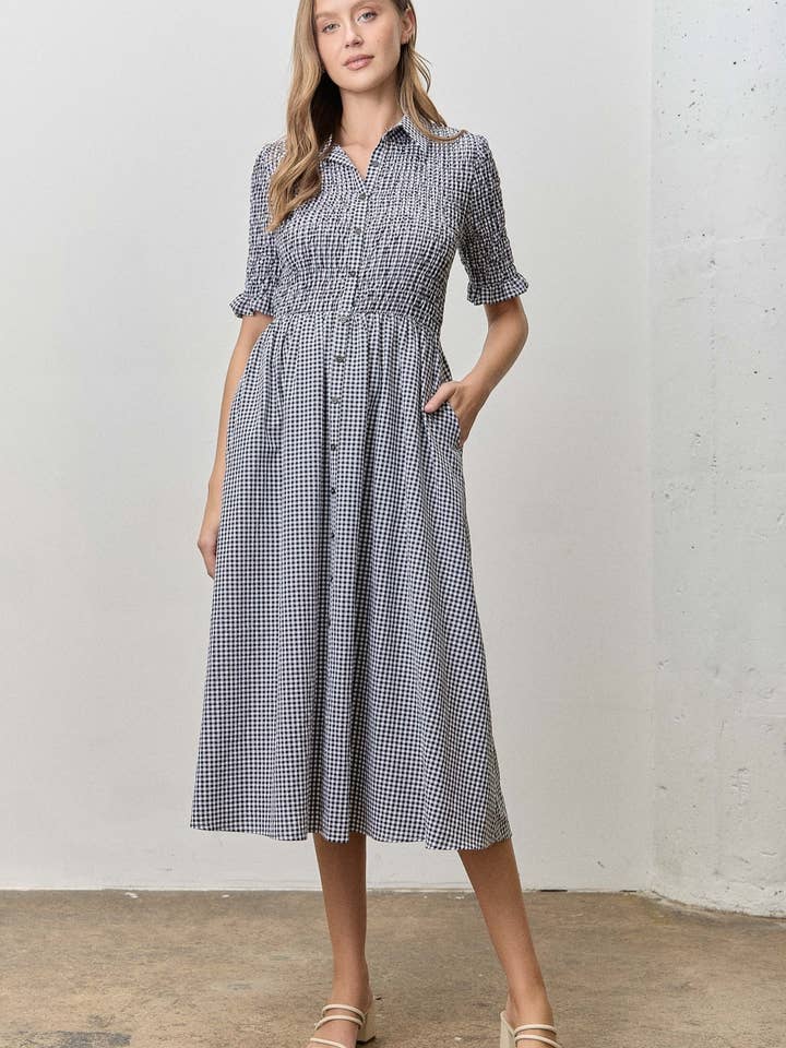 Vestido midi con cuerpo fruncido de cuadros y botones delanteros para venta al por mayor de Polagram by Wellmade USA