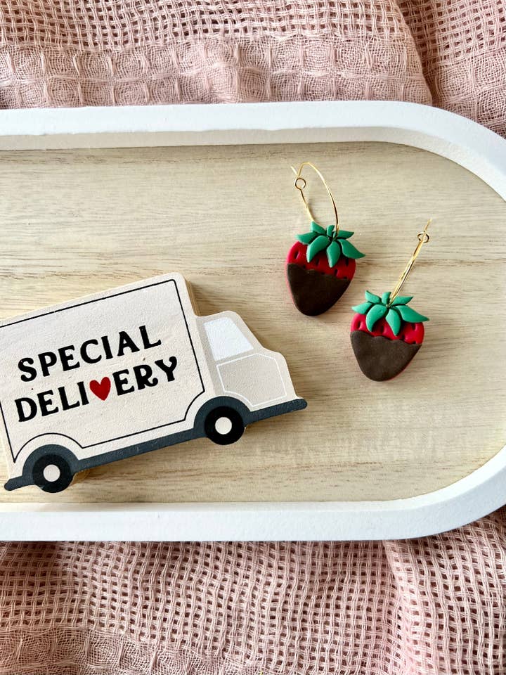 Cerceaux en argile aux fraises enrobés de chocolat pour la vente par SeizeTheClayJewelry