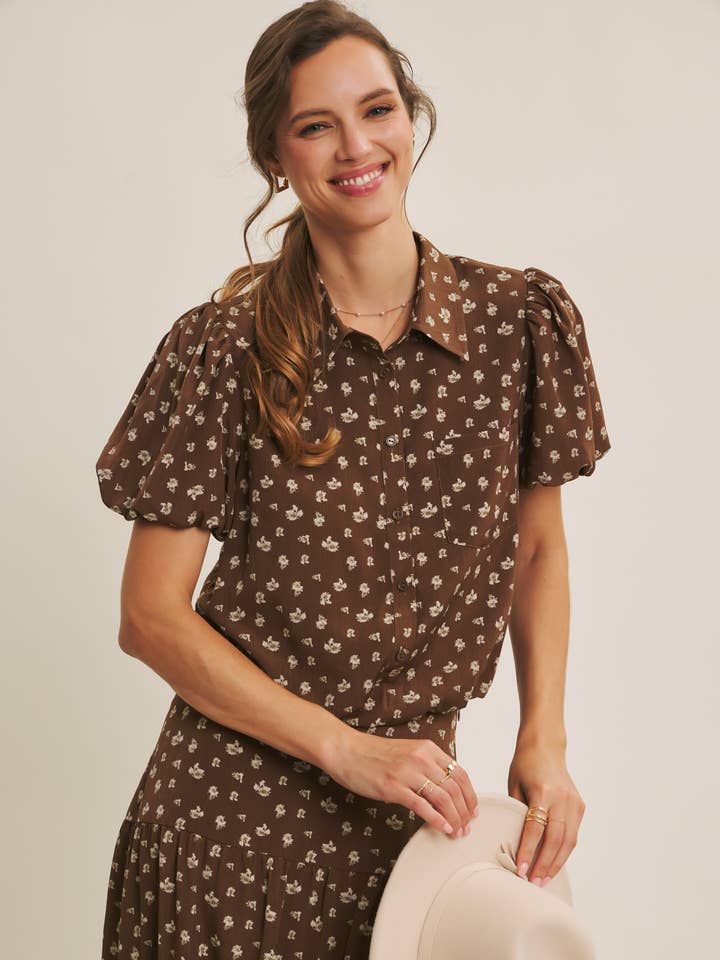 BRUNCHDEJTER BLOMMIG BUBBELFÅLLSKJORTA MED PUFFÄRMAR för wholesale av in february