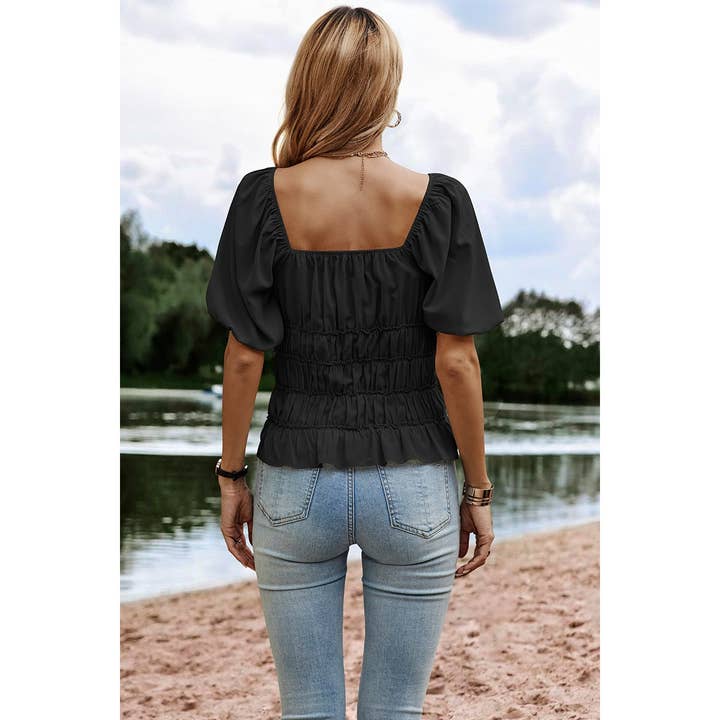 Supreme Fashion – Engroshandel Bluse - Dame – Bluse med firkantet halsudskæring, shirred flæseærmer og peplum i ensfarvet.1