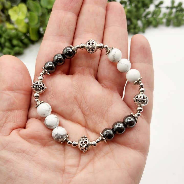 Meraki Gemstones - Venta al por mayor Pulsera de cuentas - Pulsera Calmante/Estabilizadora de Howlita Blanca y Hematites – 19 cm5