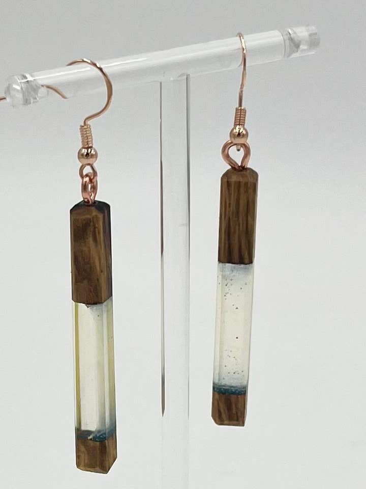 Boucles d'oreilles en résine transparente pour la vente par Wood & Resin Handmade