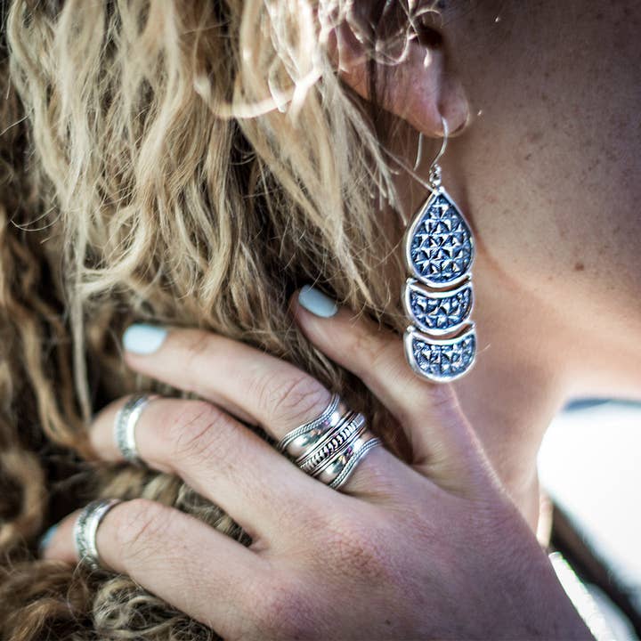 Boucle d'oreille Wiener Werkstatte à trois gouttes pour la vente par Cynthia Gale New York