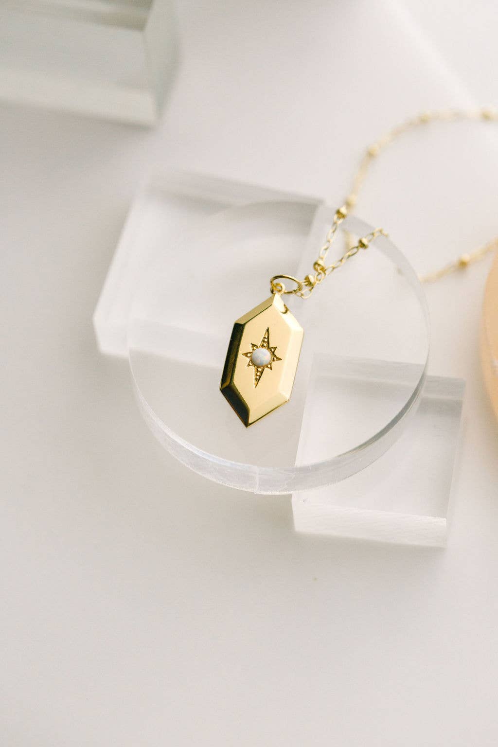 The Land of Salt - Vente Colliers à pendentif - Collier amulette opale Sloane en or1