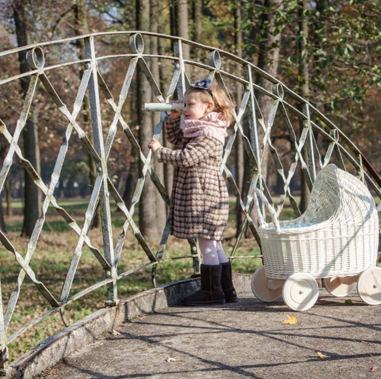 The Wicker Stories - Wholesale Kinderwagen voor poppen - Kinderen - Poppenwagen van natuurlijk riet met houten handvat en decoratieve afwerking4