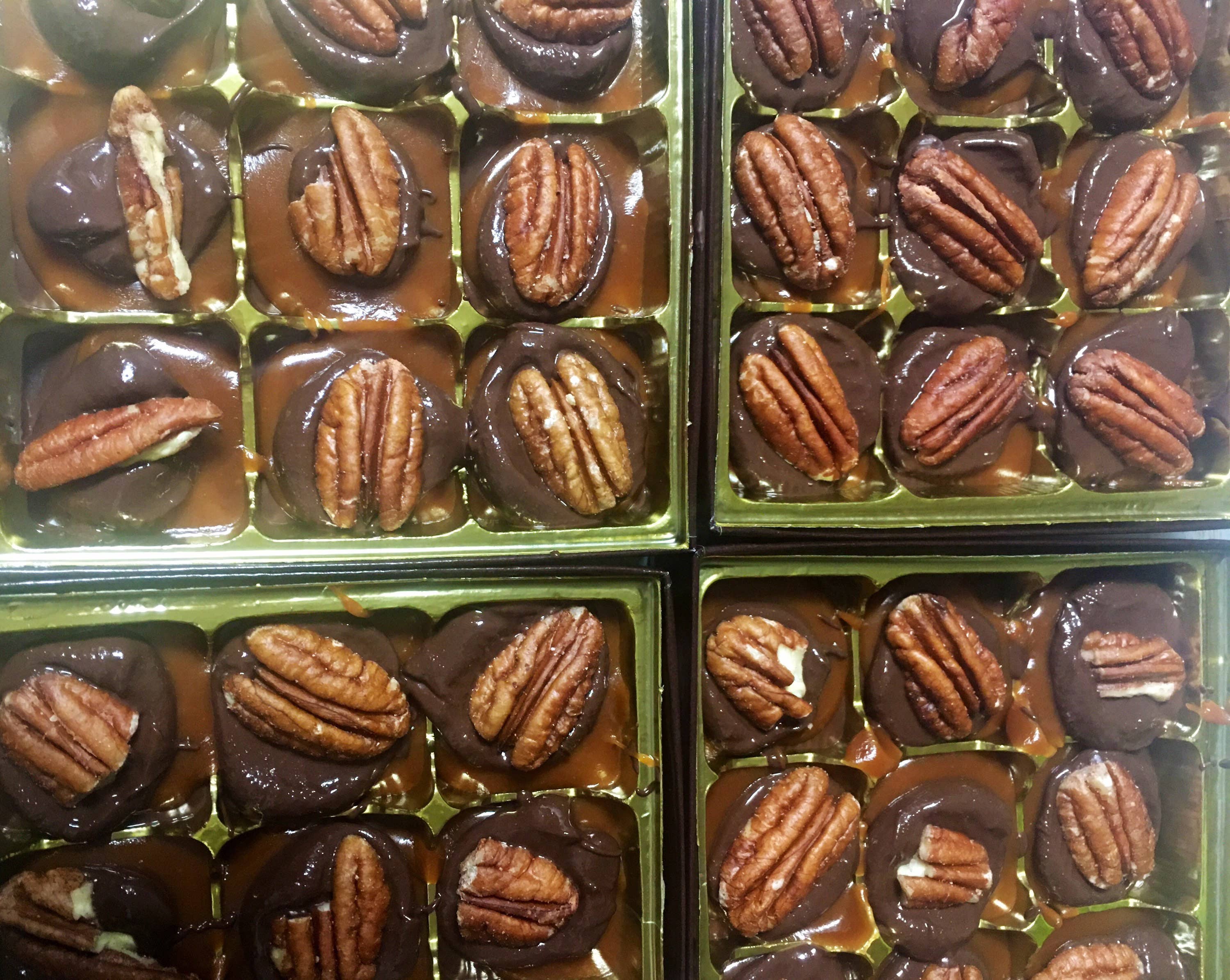 Cardinal Chocolates - Wholesale Chocolate Box - Tipsy Turtles Bourbon Caramel Pecan Clusters 9 Pieces1