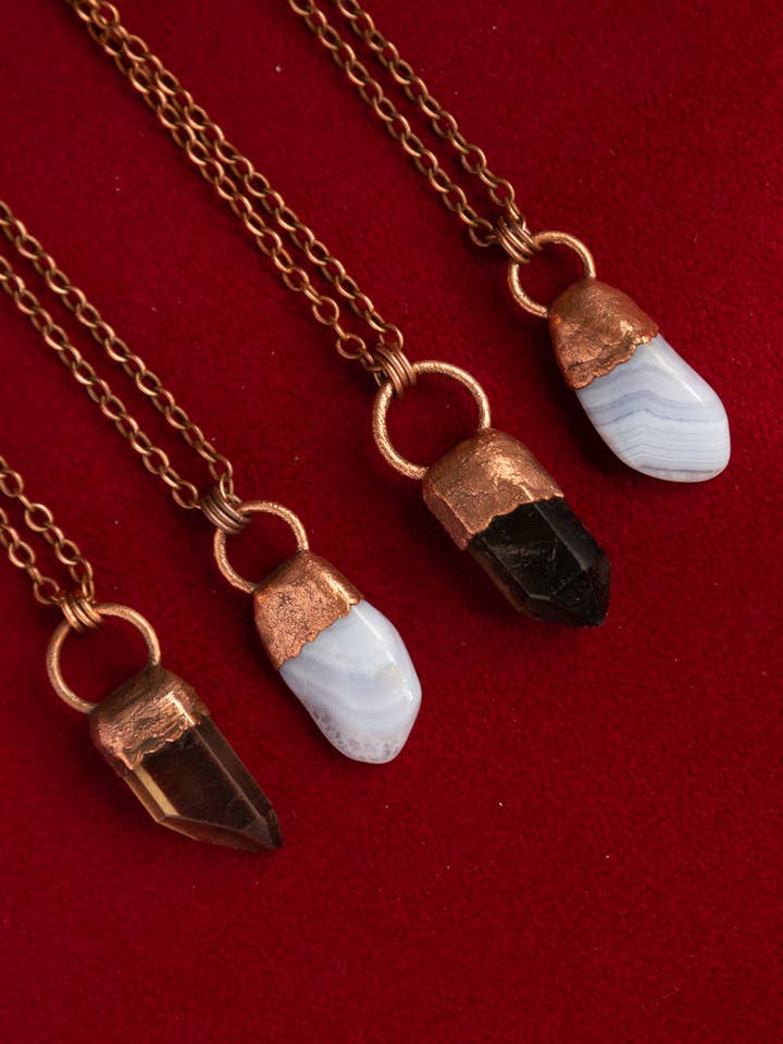 COLLIER EN CRISTAUX MASSIFS AVEC QUARTZ FUMÉ ET AGATE DENTELÉE pour la vente par The Cyprus Cabinet