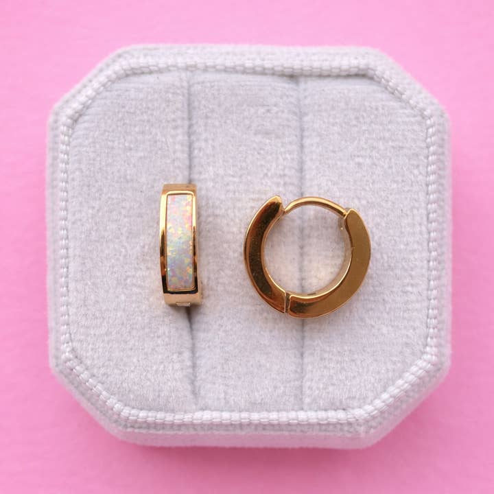 Créoles Chunky Huggie en Opale pour la vente par Desert Peach