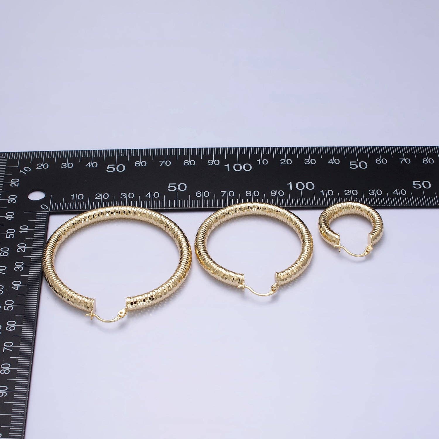 Aim Eternal - Vente Créoles - Boucle d'oreille à verrouillage français ronde à multiples facettes remplie d'or 14 carats5