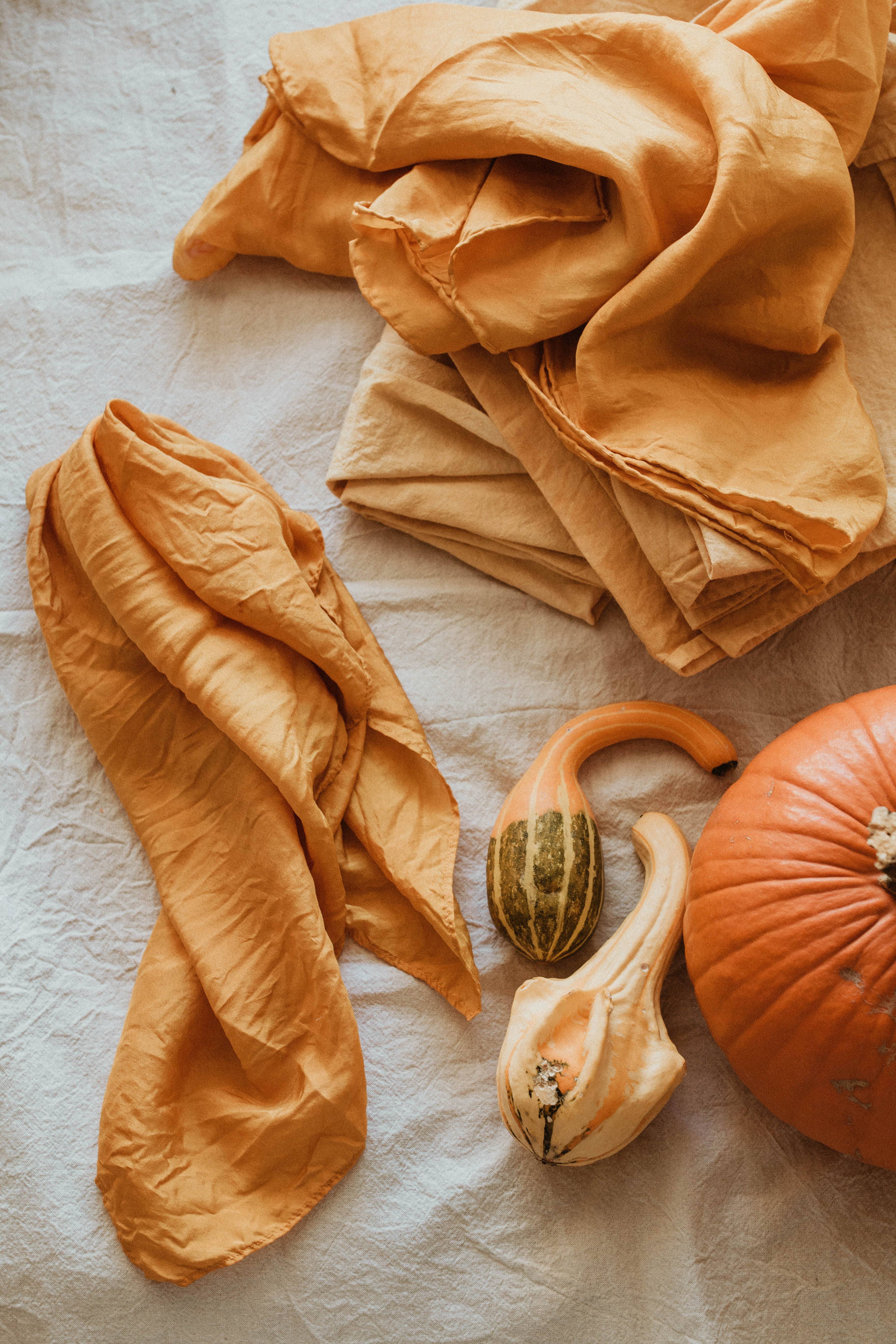 Eloise et moi - Vente Écharpe – femme - Foulards en soie 100 % teints à la main en tons neutres et naturels11