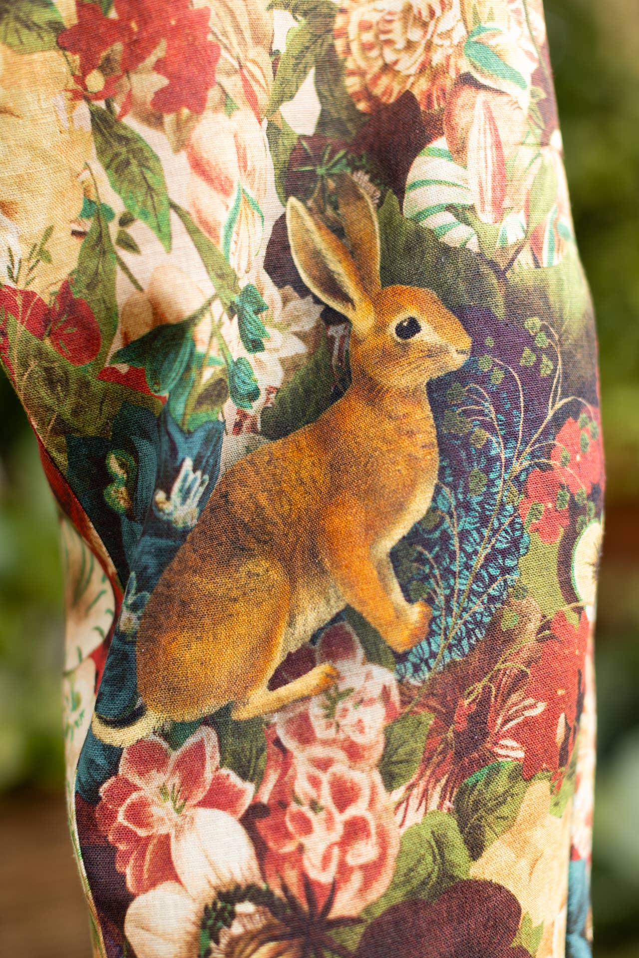 Market of Stars (USA) – Calças - Mulher por atacado – Calças Artista Cropped de Linho Stay Gold c/ Abelhas, Flores e Coelho6