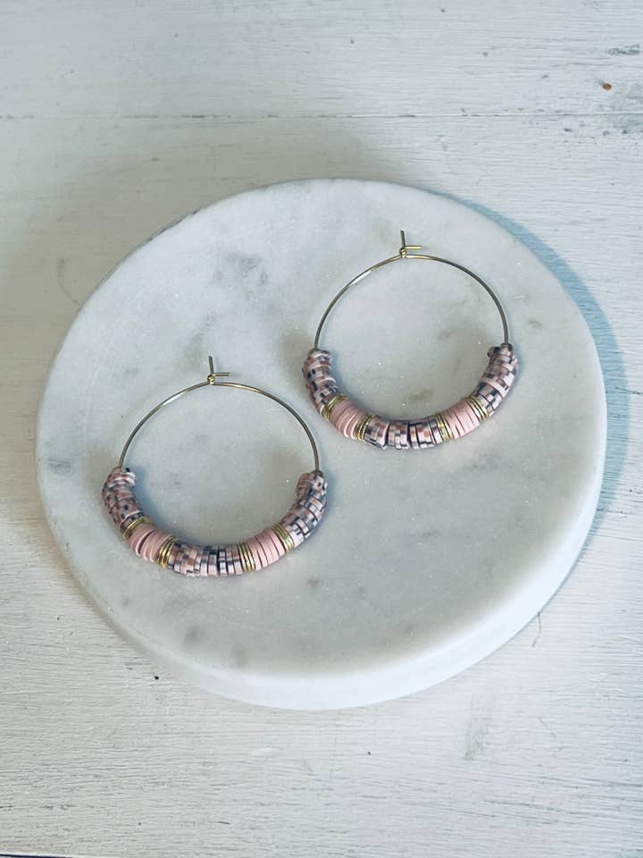 Créoles Heishi mouchetées parfaitement neutres pour la vente par Inspiration Beads