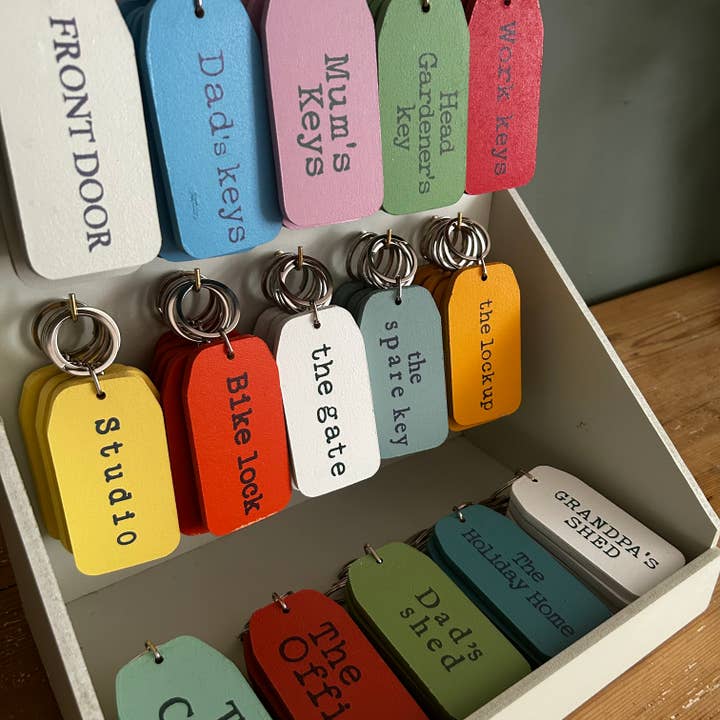 THE WOODEN POSTCARD COMPANY - Wholesale Retailer Display Stand/Case - 96 WOODEN KEY TAGS + FREE BOX DISPLAY
