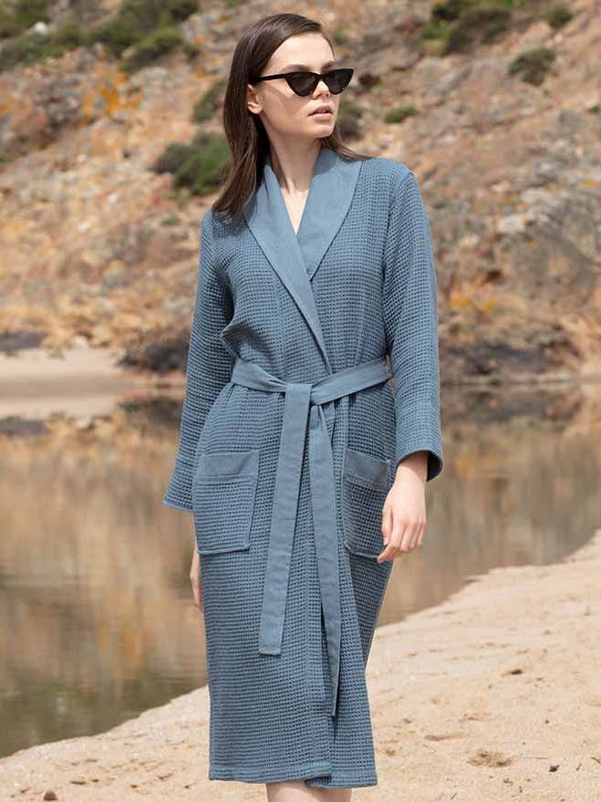 Accappatoio da donna lungo e leggero in tessuto waffle con collo a scialle per la vendita all'ingrosso da parte di Ray's Organic's