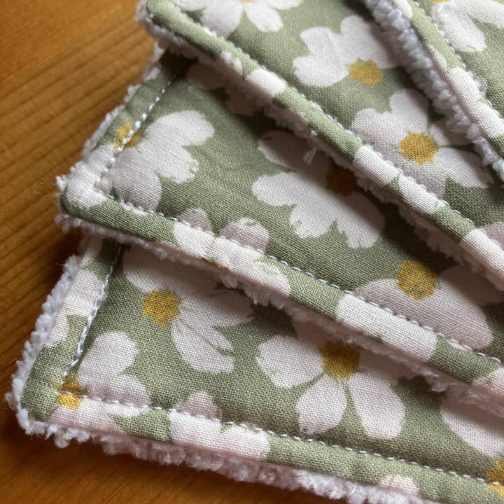 SH Designs ā wholesale Face & body wipes ā Reusable Face Wipes Green Daisy Floral Pattern 2