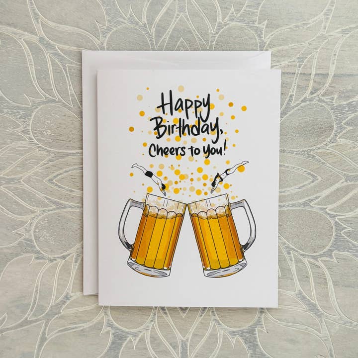 Cartão de aniversário com canecas de cerveja a brindar por atacado de Lemon Grove Wellness