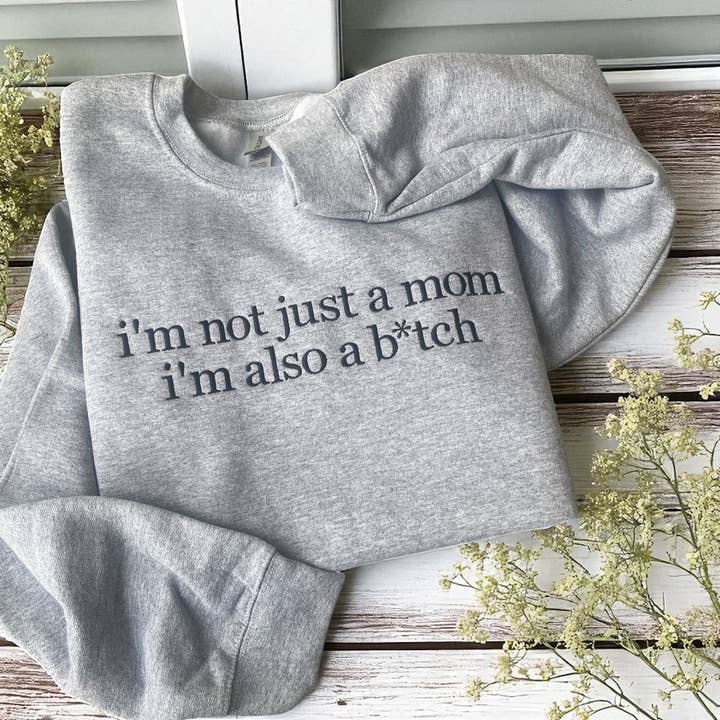 Jeg er ikke bare en mor grafisk sweatshirt | Engrosbutik for engroshandel hos Hartley Co