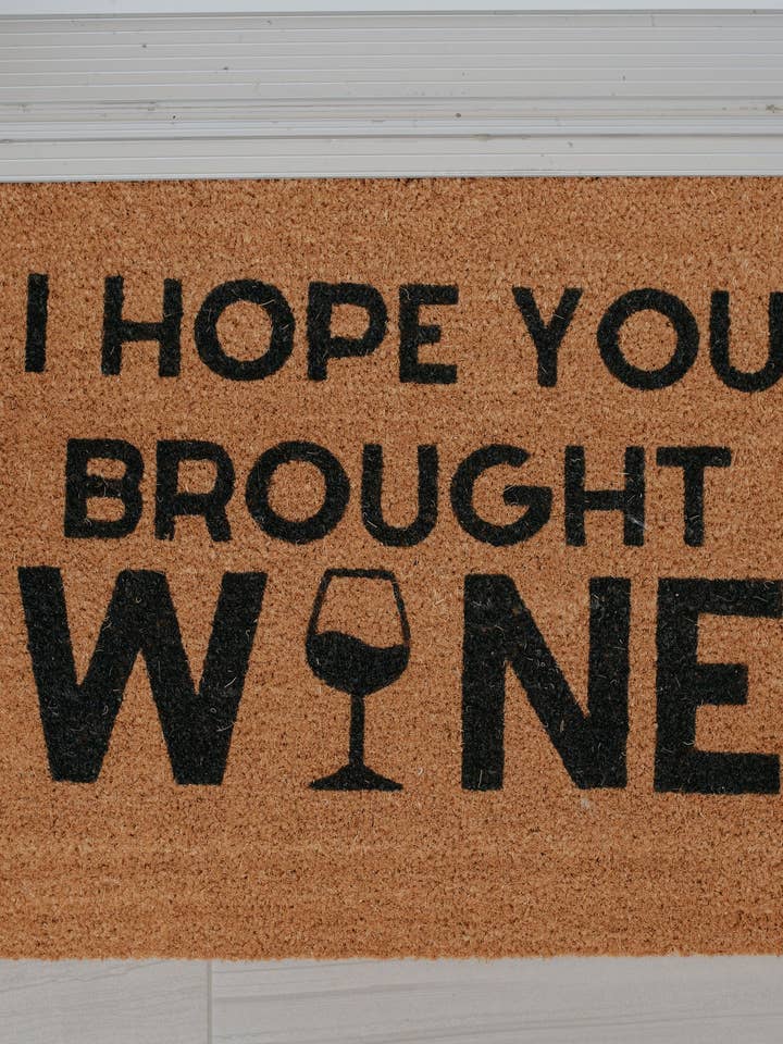 J'espère que tu as apporté du vin | paillasson pour la vente par Wooden Arrow Designs
