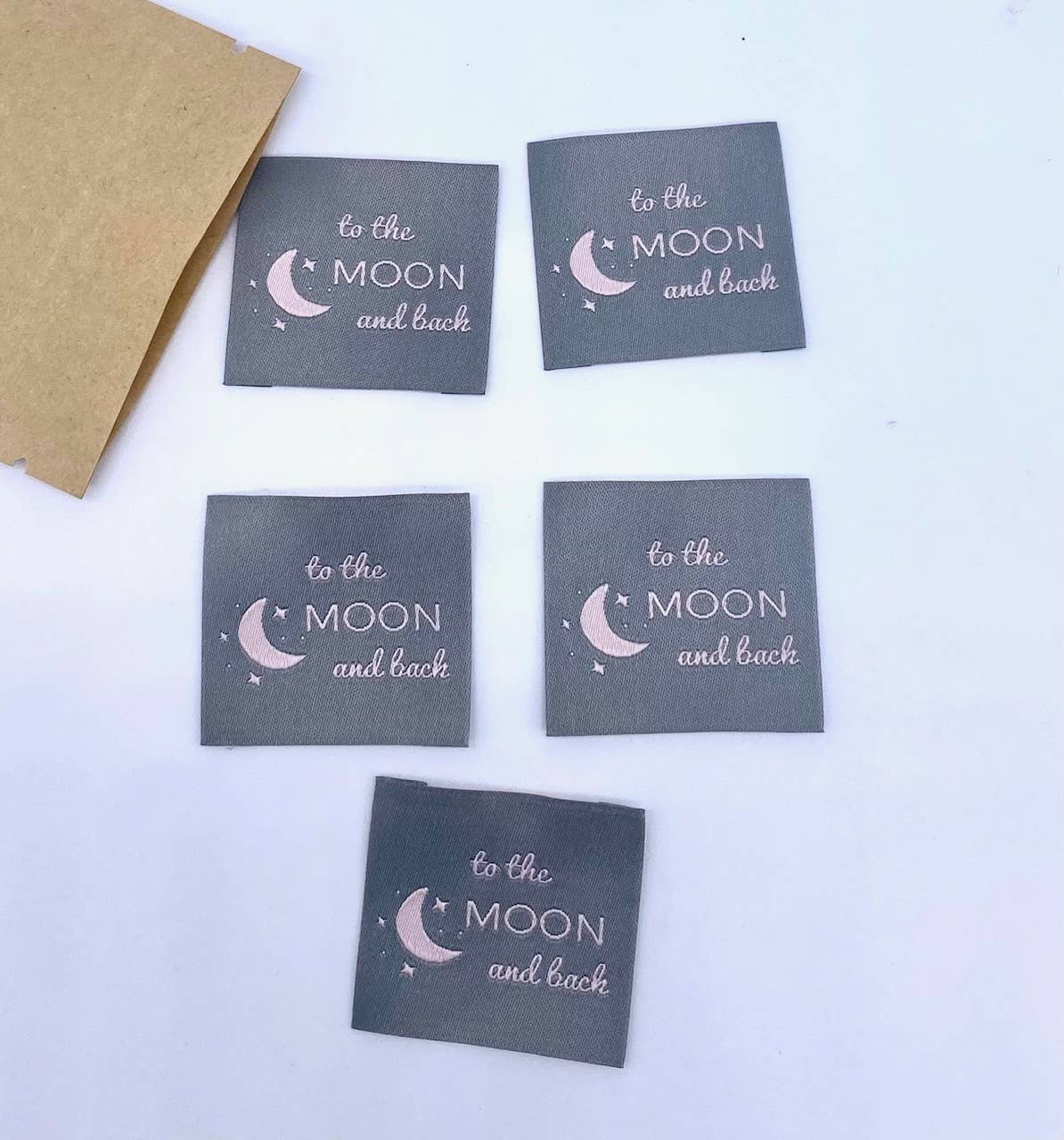 L’Étiquette Home Couture – wholesale Sömnadskit – Vävd fastsydd etikett "TO THE MOON AND BACK" grå1