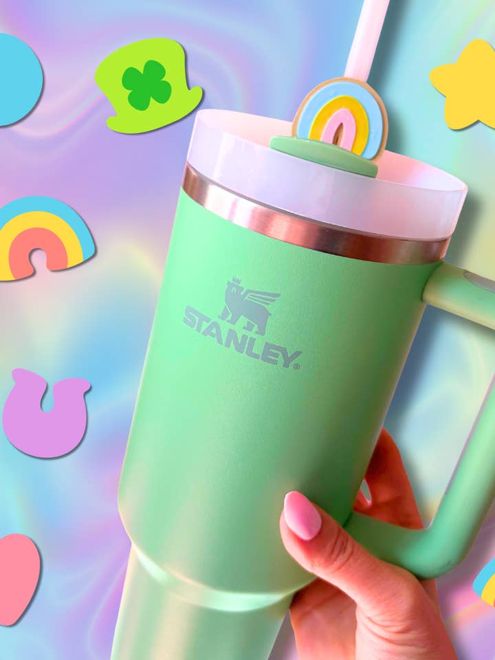 Accessoires de dessus de paille Stanley avec charme arc-en-ciel en guimauve pour la Saint-Patrick pour la vente par Cosmic lovely